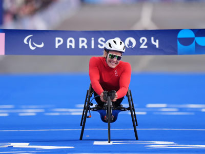 Catherine Debrunner wins the T54 Paralympic Marathon in Paris