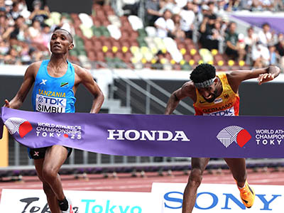 Alphonce Felix Simbu wins gold in the men's marathon